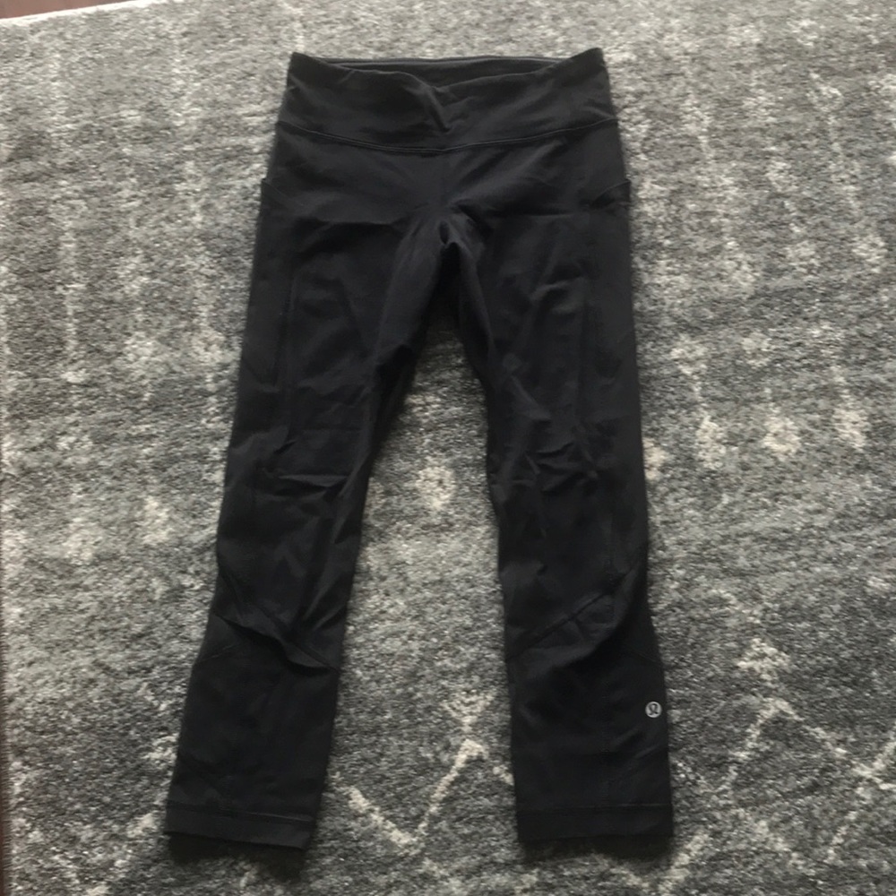 Black Lululemon 7/8 leggings with side pockets